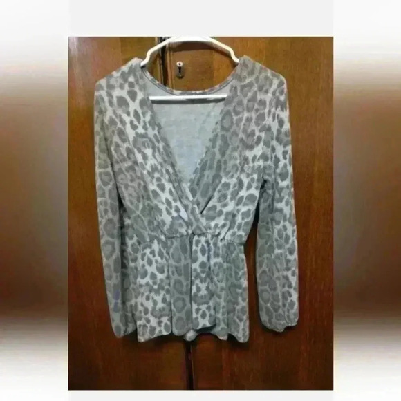 Size M Cheeta Print (faded look) Long Sleeve V-Neck Blouse - Picture 1 of 4